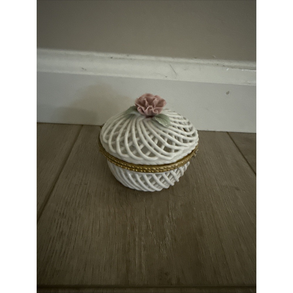 PORCELAIN PINK ROSE BASKET KEEPSAKES KEEPER - BEAUTIFUL Hinged Trinket Box‎